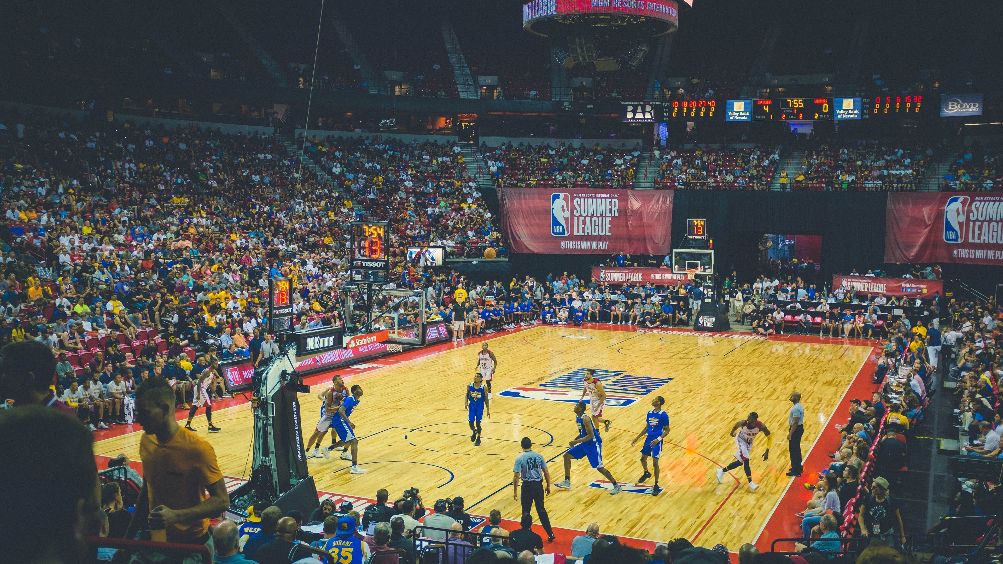 随机“未来已来：机器人裁判与全息投影引领棒球运动的科技革命”，未来机器人比赛